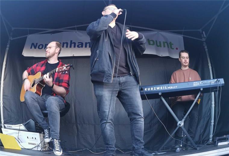 Demos gegen Rechtsextremismus zwischen Jade, Weser und Elbe: Die besten Bilder Jetzt singen alle mit: Ultraviolett singt "Schrei nach Liebe".