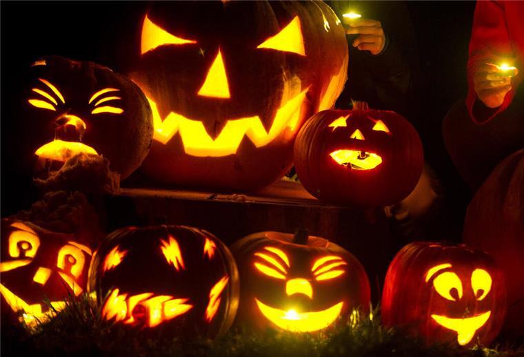Leuchtende Kürbisse zu Halloween