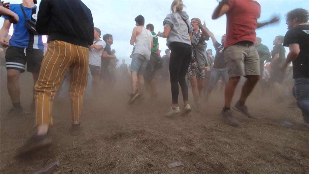 Jetzt wird&apos;s dreckig beim Deichbrand: mit den Circle pits kommt der Staub. ...