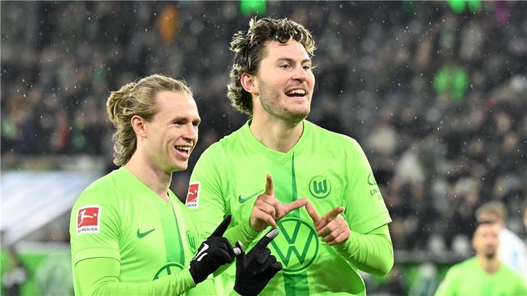Jeweils ein Tor und eine Vorlage: Wolfsburgs Jonas Wind (r) und Patrick Wimmer feiern das Tor zum 2:1 gegen Kiel. 