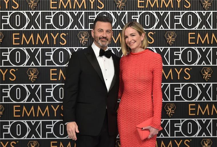 Jimmy Kimmel und Molly McNearney bei der  Verleihung der 75. Primetime Emmy Awards.