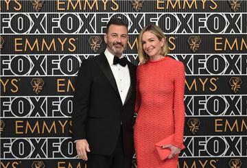 Jimmy Kimmel und Molly McNearney bei der  Verleihung der 75. Primetime Emmy Awards.