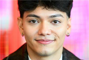 JJ hat unter anderem bei „The Voice UK“ Show-Erfahrung gesammelt.