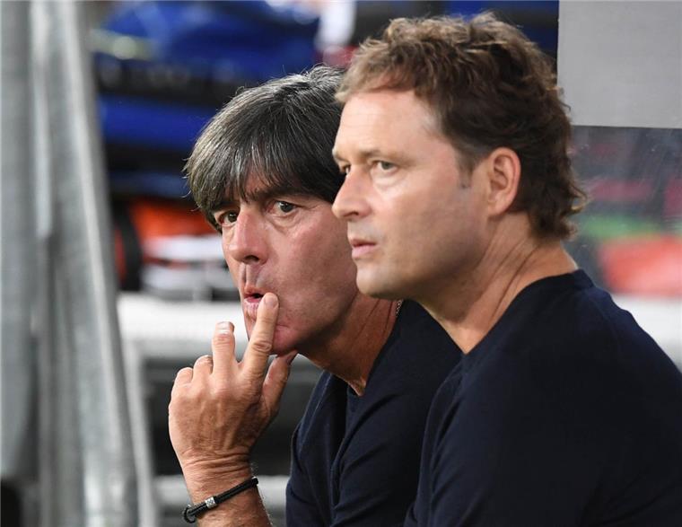 Sportunfall: Jogi Löw fällt als Nationaltrainer aus Joachim Löw (links) fällt als Bundestrainer aus. Er wird von Marcus Sorg vertreten.