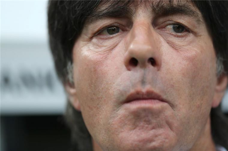 Joachim Löw wirkt nachdenklich. Vier Spieler muss der Bundestrainer aus dem vorläufigen EM-Aufgebot streichen.