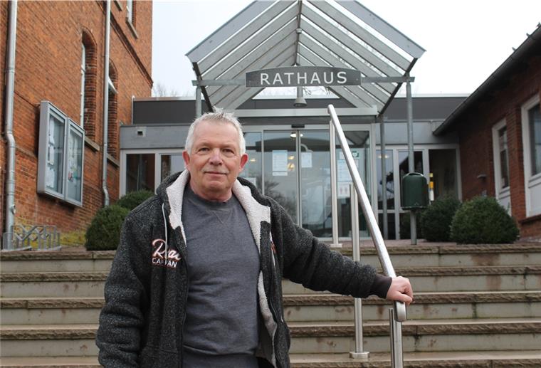Joachim Segelken (64) vor dem Hagener Rathaus. Der Rentner findet es unmöglich, dass es in Hagen derzeit keine stets zugängliche öffentliche Toilette gibt.