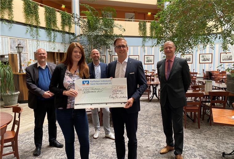 Spendenübergabe in Tossens: 5000 Euro für Flüchtlingen Joachim Tönjes vom Rotary-Club (von links), Beatrice Paulsen vom Catering-Unternehmen Areas, General Manager des Center Parcs Park Tossens Mark Schuur, Landrat Stephan Siefken und Rolf Ahlers vom Rotary-Club trafen sich nun zur symbolischen Scheckübergabe.