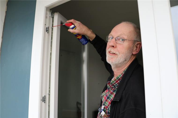 Flüchtlingskrise als Jobmotor Joachim Wienrank verpasst den Fenstern in der leerstehenden Wohnung in der Stoteler Fasanenstraße den letzten Schliff. Schon bald sollen hier Flüchtlinge einziehen. Foto Albert