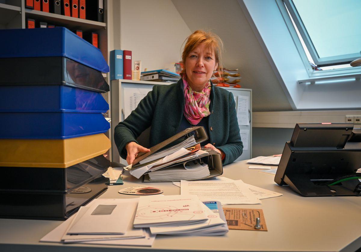 Joanna Lensch (56) arbeitet in einer leitenden Position für den Magistrat. Durch Angebote ihres Arbeitgebers fällt es ihr leichter, für ihre Eltern da zu sein. 