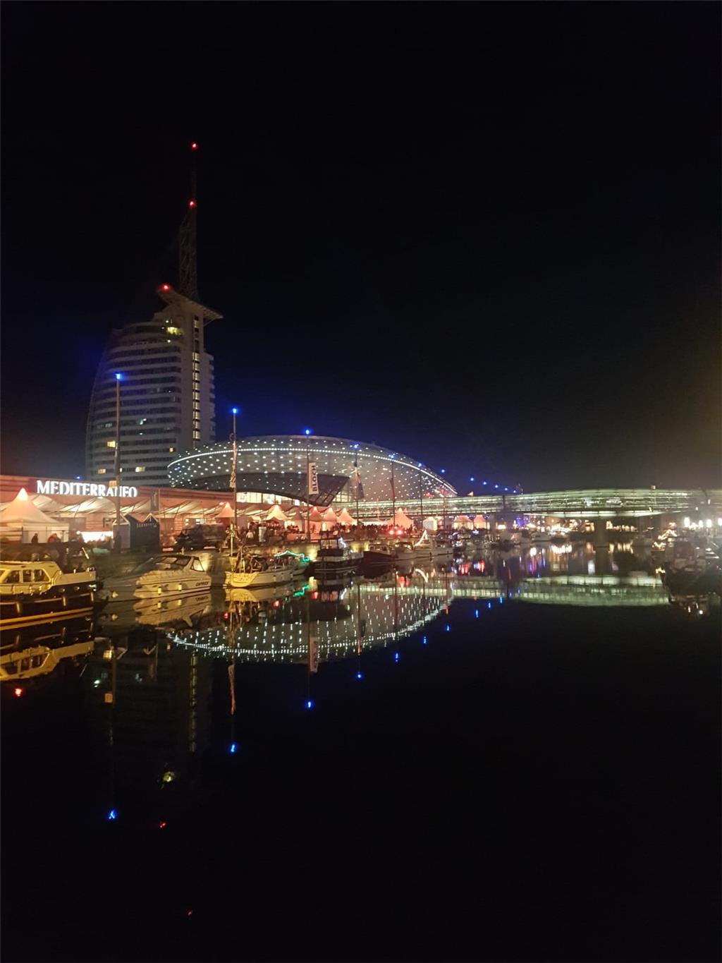 Joanna Otto hat die tolle Spiegelung des Hafenbeckens während des Seestadtfestes...