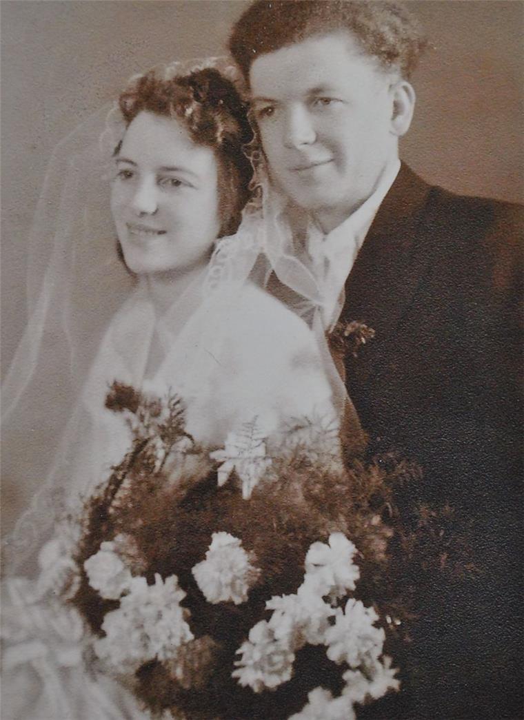 Eiserne Hochzeit - Wie die Ehe lange hält Jobst und Bärbel Schmidt bei ihrer Vermählung 1951. Kennengelernt hatten sie sich auf einem Reiterball.