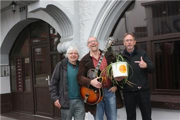 Jochen Hertrampf (links) und Bernd Glawatty (rechts) vom Kulturbüro erinnern sich gemeinsam mit Musiker Jörg Seidel, der die Gala moderiert, an die Anfänge der Kulturarbeit.