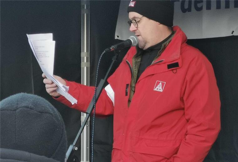 Demos gegen Rechtsextremismus zwischen Jade, Weser und Elbe: Die besten Bilder Jochen Luitjens, Geschäftsführer der IG Metall, fordert "Nie wieder Faschismus".