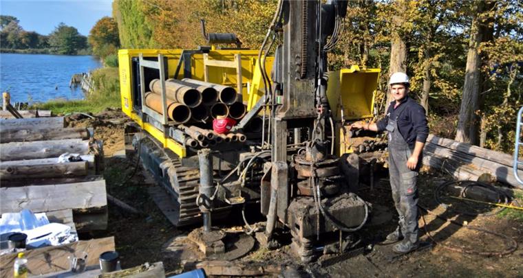 Jochen Scheepker bedient das Bohrgerät zur Untersuchung des Untergrundes an der K 50 neben der Dreptebrücke. Die Bohrkerne kommen ins Labor und dienen als Entscheidungshilfe bei der Weservertiefung. Foto: 