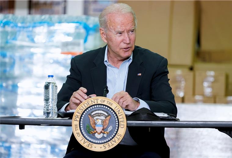 US-Präsident Biden spricht von „Alarmstufe rot“ Joe Biden (r), Präsident der USA, nimmt an einem Briefing zu den von Hurrikan Ida verursachten Schäden teil.
