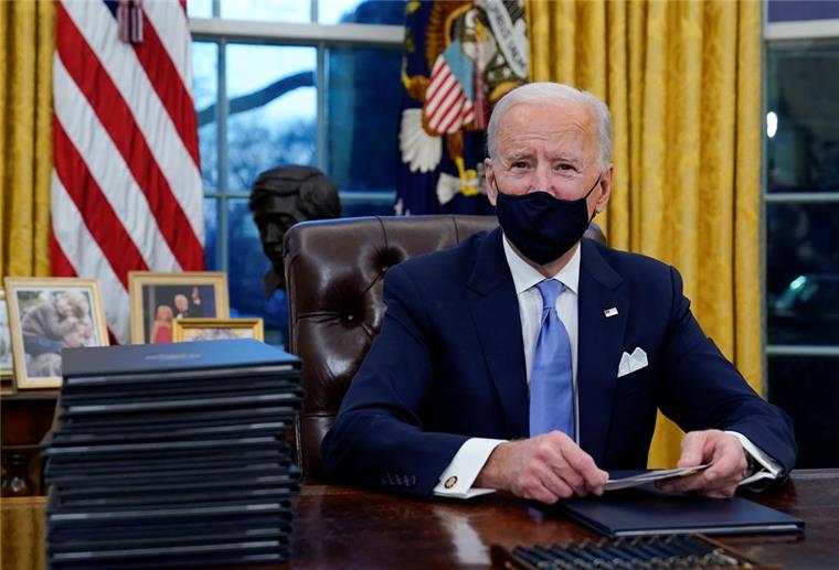 USA kehren zum Klimaabkommen von Paris zurück US-Präsident Joe Biden bereitet sich auf die Unterzeichnung seiner ersten Anordnungen im Oval Office des Weißen Hauses vor.