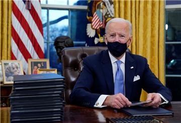 US-Präsident Joe Biden bereitet sich auf die Unterzeichnung seiner ersten Anordnungen im Oval Office des Weißen Hauses vor.