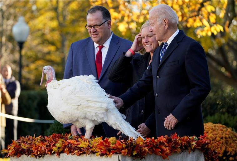 US-Präsident Biden begnadigt Truthähne vor Thanksgiving-Fest Joe Biden (rechts), Präsident der USA, begnadigt während einer Zeremonie "Peanut Butter", den nationalen Thanksgiving-Truthahn, im Rosengarten des Weißen Hauses.