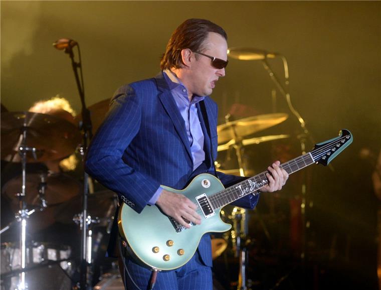 Joe Bonamassa während seines Konzerts im vergangenen Jahr in der Bremerhavener Stadthalle. Am 13. Mai gastiert der US-Gitarrist erneut in der Seestadt.