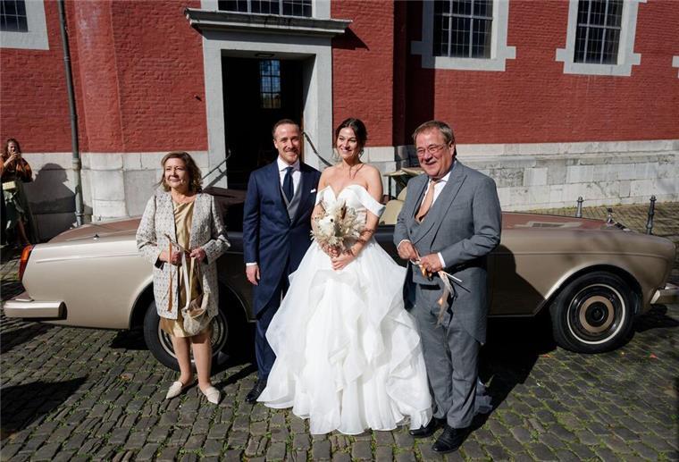 Influencer und Politiker-Sohn Joe Laschet hat geheiratet Joe Laschets Eltern - der Politiker Armin Laschet und seine Frau Susanne - posieren nach der Hochzeit mit dem Brautpaar.