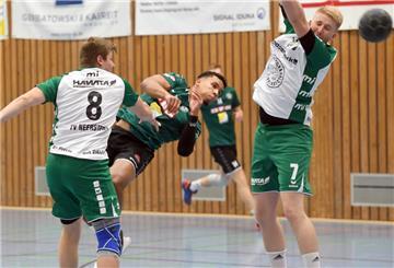 Handballer beim Wurf
