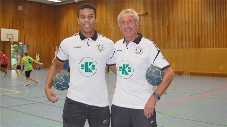 Joel Hoppe und Handball-Abteilungsleiter Hein Poppner.