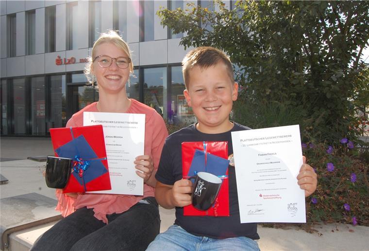 Wesermarsch: Schüler punkten beim Lesen op Platt Jördis Weerda und Fabian Freels freuen sich über die Urkunden und Geschenke. Ebenfalls Preisträgerin ist Grietje Weerda, die bei der Ehrung nicht dabei sein konnte.