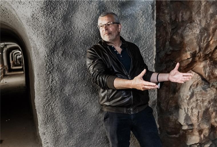Alter Bunkerstollen auf Helgoland öffnet bald für Touristen Jörg Andres, Direktor des Museums Helgoland, steht in einem alten Bunkerstollen, der zur Zeit renoviert wird. Später soll hier eine Ausstellung Besucher über das Leben im Bunker informieren.