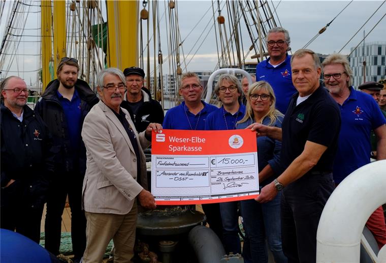 Bremerhaven: Neues Navi für die „Alex II“ Jörg Schinzer, Vorsitzender der S.T.A.G. (mitte links) überreicht Jörg Peter Berendsen, Kapitän der „Alexander von Humboldt II“ (mitte rechts), einen Scheck in Höhe von 15.000 Euro für ein neues Navigationssystem.