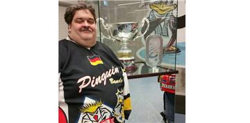 Jörg-Steffen Schumann ist Fan der Krefeld Pinguine. Aber er hat auch schon seit 20 Jahren gute Beziehungen zu den Bremerhavener Eishockey-Fans.
