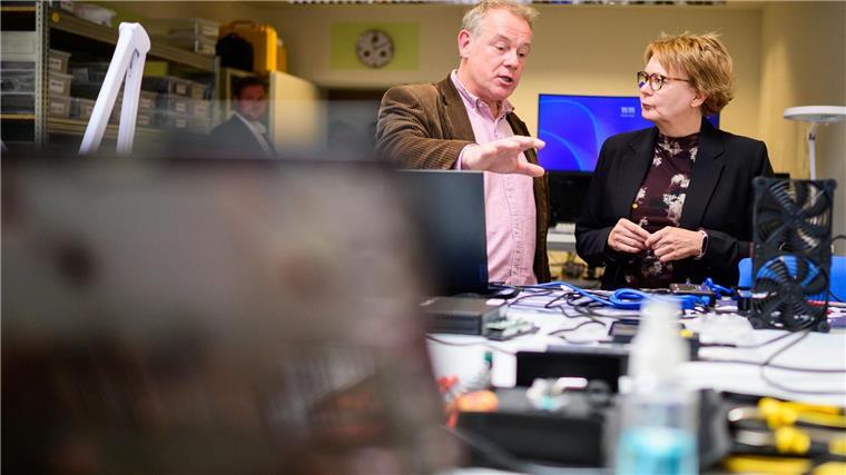Anstieg von Cyberkriminalität - Polizei gefordert Jörn Bislang (links), Leiter der IT-Forensik in der Zentralen Kriminalinspektion Lüneburg gibt Daniela Behrens (SPD) Einblicke in seine Arbeit.