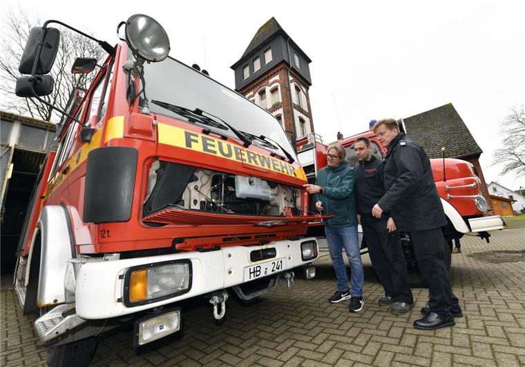 Jörn Hoffmann (links.) und seine Begleiter bemängeln die veraltete Ausstattung der freiwilligen Feuerwehr, hier an der Wache Lehe. 