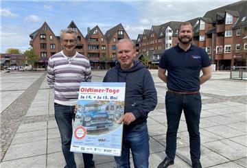 Jörn Smilgies (von links) vom Motorsportclub Rodenkirchen, Organisator Ingo Ehmann und Pascal Meyer von der Öffentlichen Oldenburg freuen sich auf die 23. Oldtimer-Tage in Nordenham.