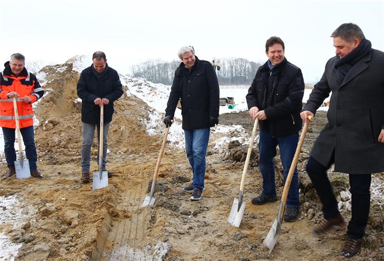 Burhave kommt neuem Wohnraum näher Jörn Wieland (von links), Niels Ohlemacher, Guido Boekhoff, Butjadingens Bürgermeister Axel Linneweber und Matthias Janßen trafen sich zum symbolischen ersten Spatenstich in Burhave.