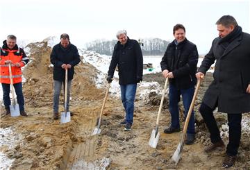 Jörn Wieland (von links), Niels Ohlemacher, Guido Boekhoff, Butjadingens Bürgermeister Axel Linneweber und Matthias Janßen trafen sich zum symbolischen ersten Spatenstich in Burhave.