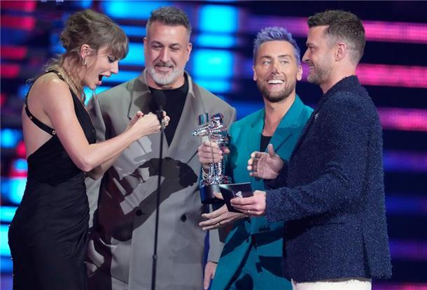 Joey Fatone (M), Lance Bass und Justin Timberlake von NSYNC überreichen den Preis für den besten Pop an Taylor Swift (l) für „Anti-Hero“ während der MTV Video Music Awards.