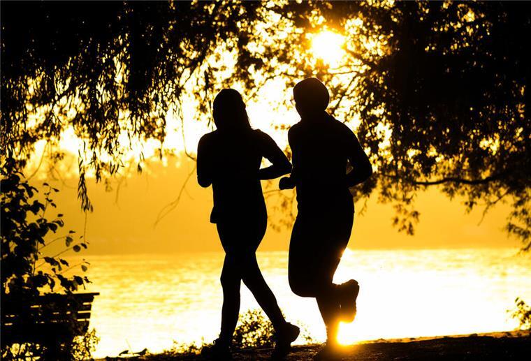 Langsames Joggen verlängert das Leben Zwei Menschen beim Joggen