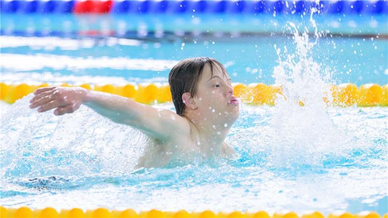 „Fest der Inklusion“: Die Special Olympics Niedersachsen Johann aus Oldenburg gewinnt die Silbermedaille im Schwimmen bei den Special Olympics Landesspielen Niedersachsen.