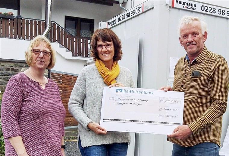 Johann Evers von der Initiative „Deich hilft Deich“ überreichte jetzt den ersten Scheck. 11.250 Euro gingen an den Kindergarten in Hönningen. Die Spende entgegen nahmen Leiterin Susanne Kny (links) und die stellvertretende Bürgermeisterin des Ortes, Elfi Pauly.