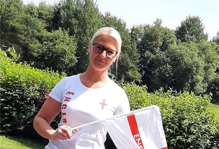 Johann Lührs ist in Deutschland geboren, aber ihre Eltern stammen aus England. Deshalb hält die 35-Jährige beim EM-Achtelfinale gegen Deutschland auch zu den Three Lions.