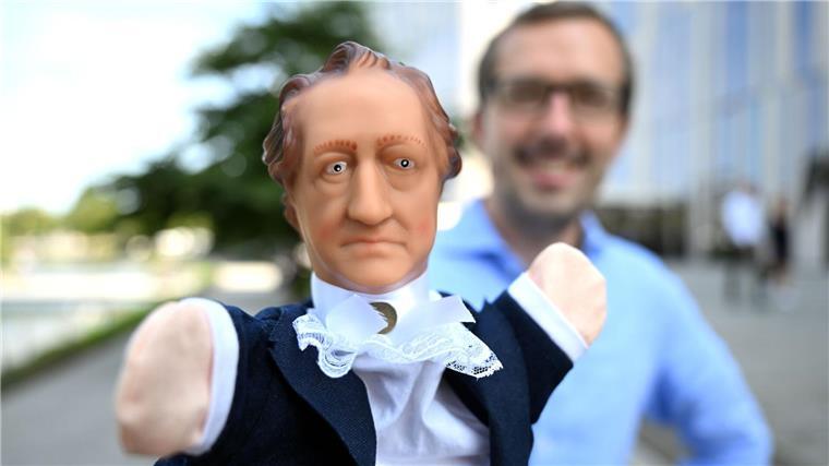 Ist Goethe noch relevant? Johann Wolfgang von Goethe bewahrt selbst als Kasperlfigur seine Würde.