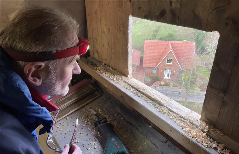 Hoch hinaus für den Artenschutz: Weshalb dieser Mann ständig Kirchtürme besteigt Johannes Bartner hat ein Quadrat in das Holz der Glockenluke gesägt, in das exakt der Nistkasten passt. Bevor er ihn einsetzt, genießt er den spektakulären Blick über Burhave.