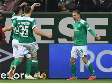Johannes Eggestein (rechts) jubelt mit Max Kruse und seinem Bruder Maximilian Eggestein nach seinem Tor gegen Wolfsburg. 