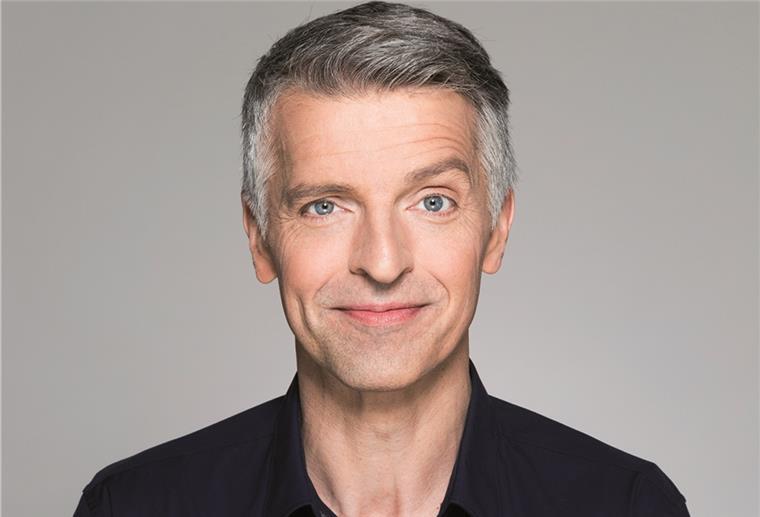 Im TiF Bremerhaven: Johannes Flöck zeigt sein neues Programm Johannes Flöck begeistert sein Publikum mit einem Dreierpack aus Körpereinsatz, umwerfender Mimik und anspruchsvoller Komik.