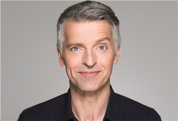 Johannes Flöck begeistert sein Publikum mit einem Dreierpack aus Körpereinsatz, umwerfender Mimik und anspruchsvoller Komik.