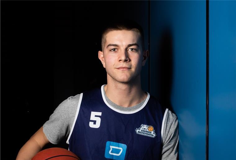 Heiken hält den Eisbären Bremerhaven die Treue Johannes Heiken spielt auch in der kommenden Saison im Trikot der Eisbären Bremerhaven.