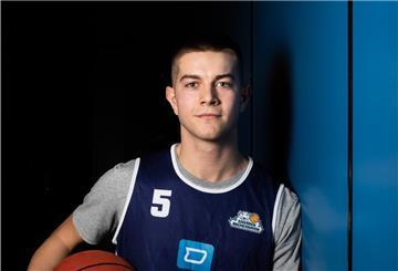 Johannes Heiken spielt auch in der kommenden Saison im Trikot der Eisbären Bremerhaven.