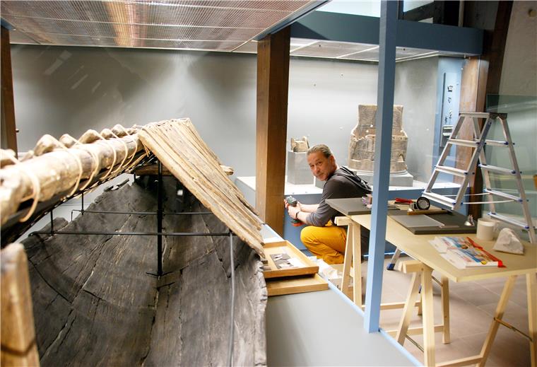 Überraschungen im Abfall: Archäologen fündig in Dorum Johannes Schu, archäologischer Restaurator, legt Hand an. Auch der als Sarg genutzte Einbaum aus dem frühen 5. Jahrhundert erhält ein neues gläsernes Zuhause in der Burg zu Bederkesa.