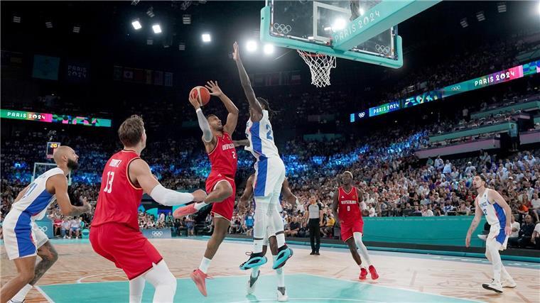„Kein Videospiel“: Bitteres Aus für Basketballer bei Olympia Johannes Thiemann versucht gegen Frankreichs starke Defensive zu punkten.