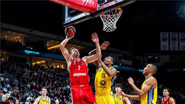 Bayern München gewinnt Euroleague-Duell bei Alba Berlin Johannes Voigtmann (l) im Duell gegen Albas David McCormack.
